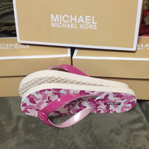 New Micheal Micheal Kors Flip Flops - Picture 6 of 8